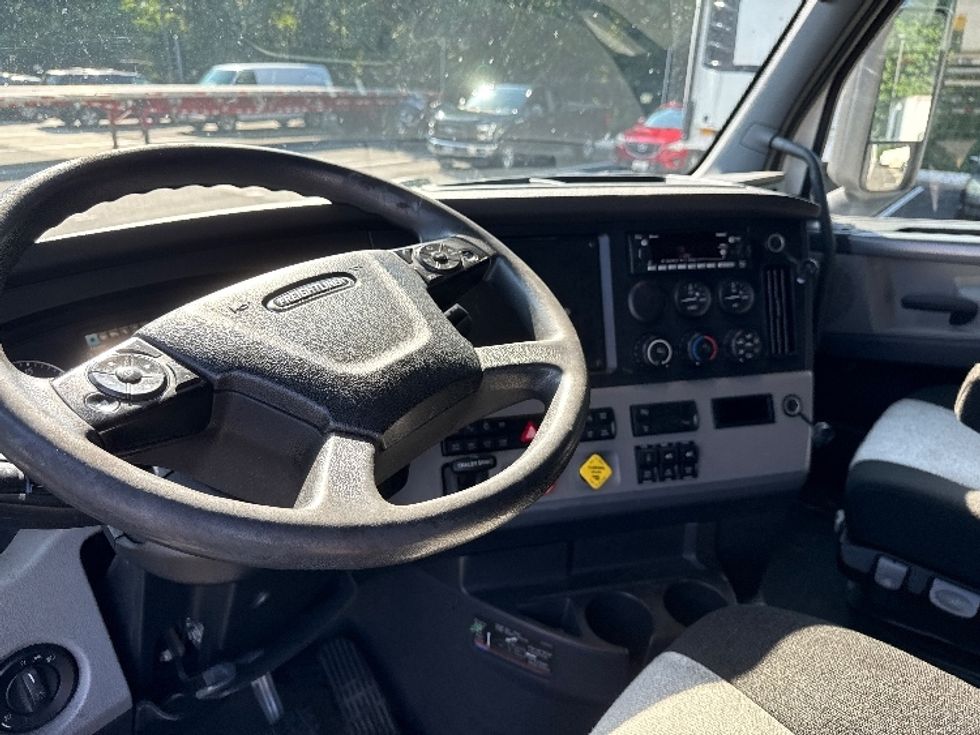 Sleeper Tractor-Heavy Duty Tractors-Freightliner-2020-T12664ST-Belcamp-MD-351,138\n\t\tmiles-$ 70,500 - Image 10