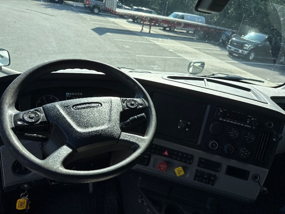 Sleeper Tractor-Heavy Duty Tractors-Freightliner-2020-T12664ST-Belcamp-MD-351,138\n\t\tmiles-$ 70,500 - Image 11