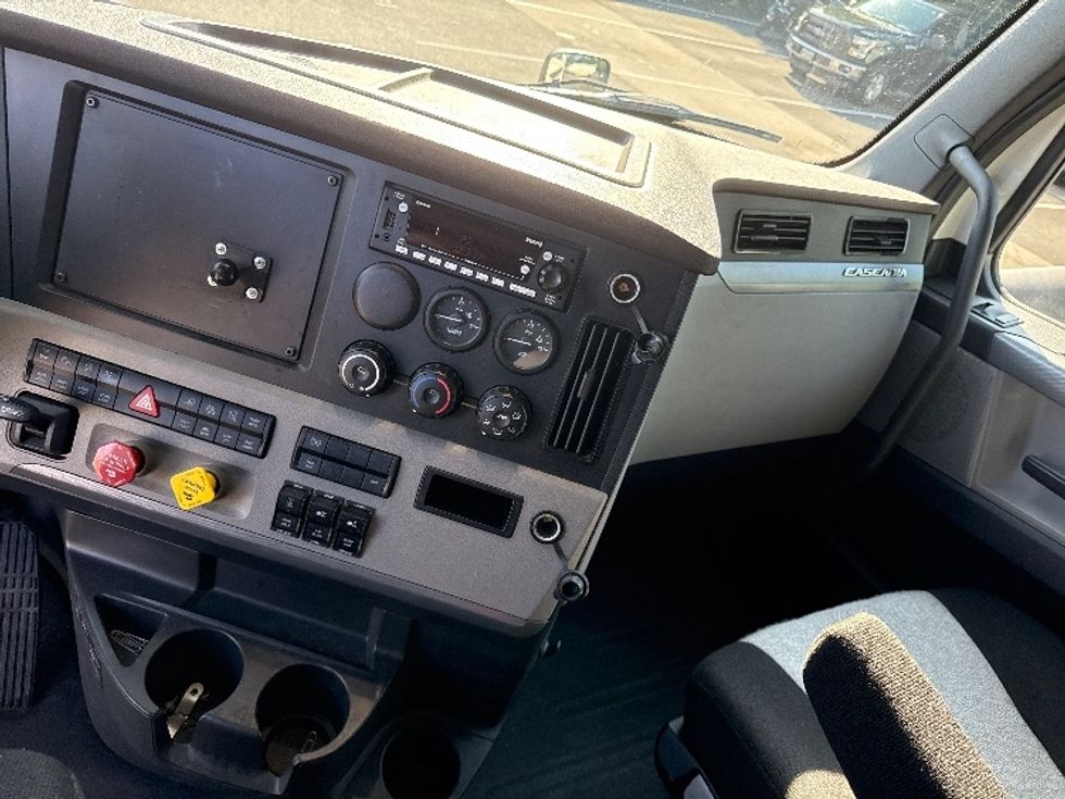 Sleeper Tractor-Heavy Duty Tractors-Freightliner-2020-T12664ST-Belcamp-MD-351,138\n\t\tmiles-$ 70,500 - Image 12