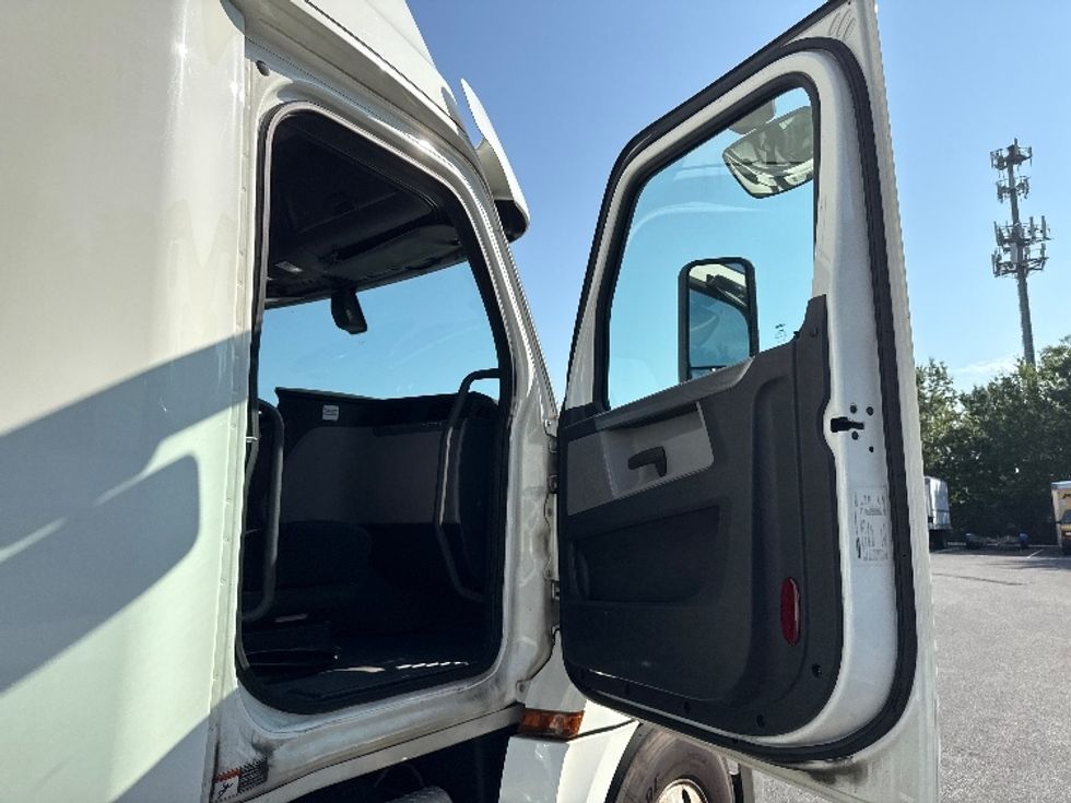 Sleeper Tractor-Heavy Duty Tractors-Freightliner-2020-T12664ST-Belcamp-MD-351,138\n\t\tmiles-$ 70,500 - Image 13