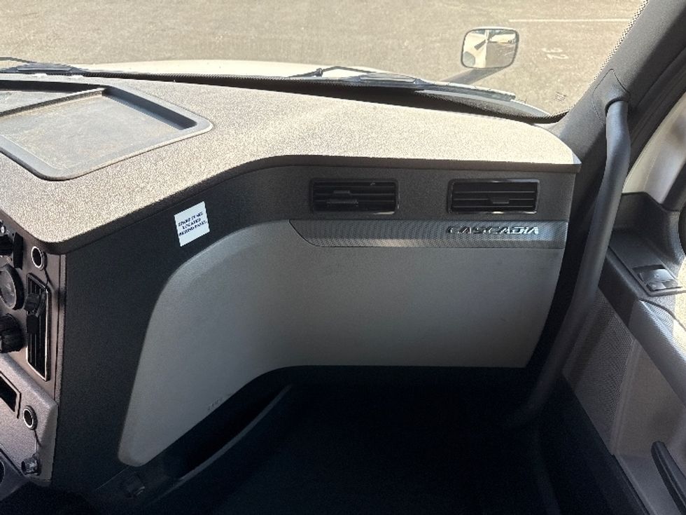 Sleeper Tractor-Heavy Duty Tractors-Freightliner-2020-T12664ST-Belcamp-MD-351,138\n\t\tmiles-$ 70,500 - Image 14