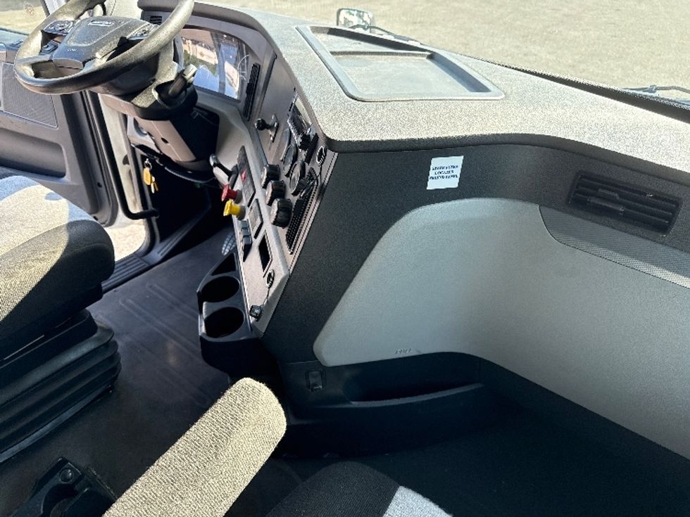 Sleeper Tractor-Heavy Duty Tractors-Freightliner-2020-T12664ST-Belcamp-MD-351,138\n\t\tmiles-$ 70,500 - Image 15