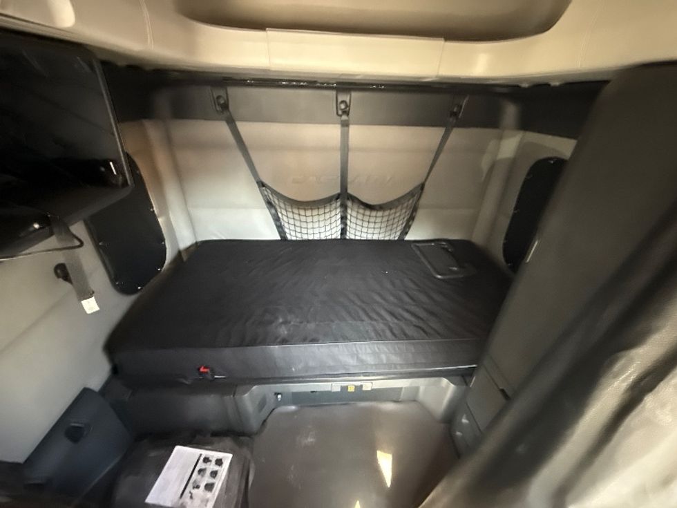 Sleeper Tractor-Heavy Duty Tractors-Freightliner-2020-T12664ST-Belcamp-MD-351,138\n\t\tmiles-$ 70,500 - Image 16