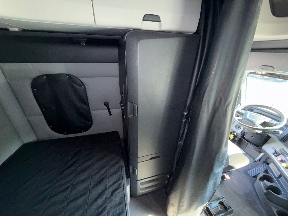 Sleeper Tractor-Heavy Duty Tractors-Freightliner-2020-T12664ST-Belcamp-MD-351,138\n\t\tmiles-$ 70,500 - Image 18