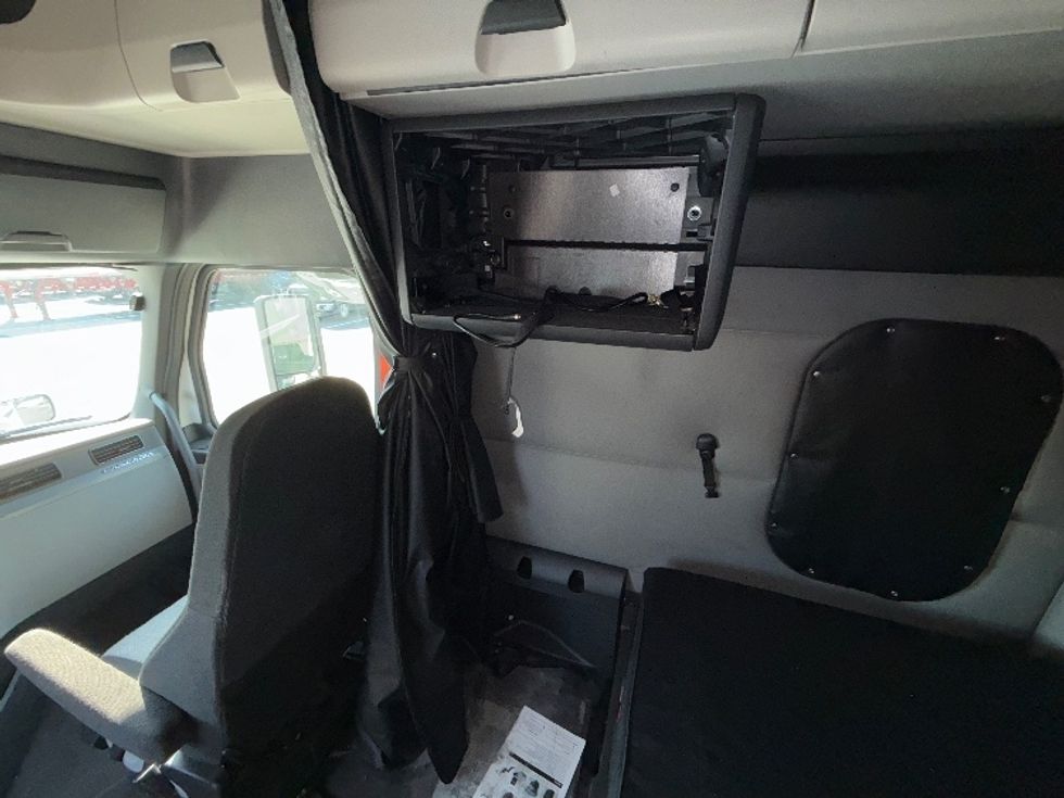 Sleeper Tractor-Heavy Duty Tractors-Freightliner-2020-T12664ST-Belcamp-MD-351,138\n\t\tmiles-$ 70,500 - Image 19