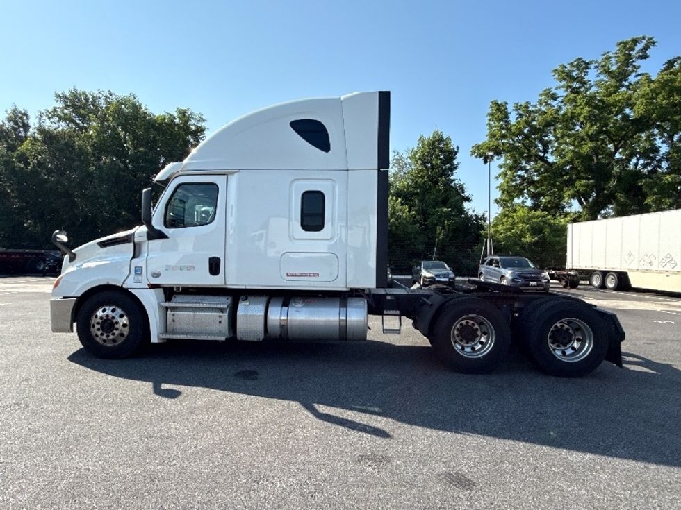 Sleeper Tractor-Heavy Duty Tractors-Freightliner-2020-T12664ST-Belcamp-MD-351,138\n\t\tmiles-$ 70,500 - Image 4