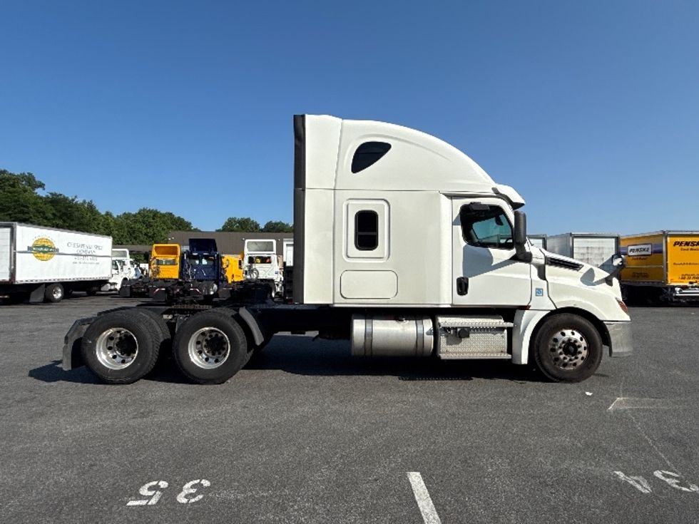 Sleeper Tractor-Heavy Duty Tractors-Freightliner-2020-T12664ST-Belcamp-MD-351,138\n\t\tmiles-$ 70,500 - Image 8
