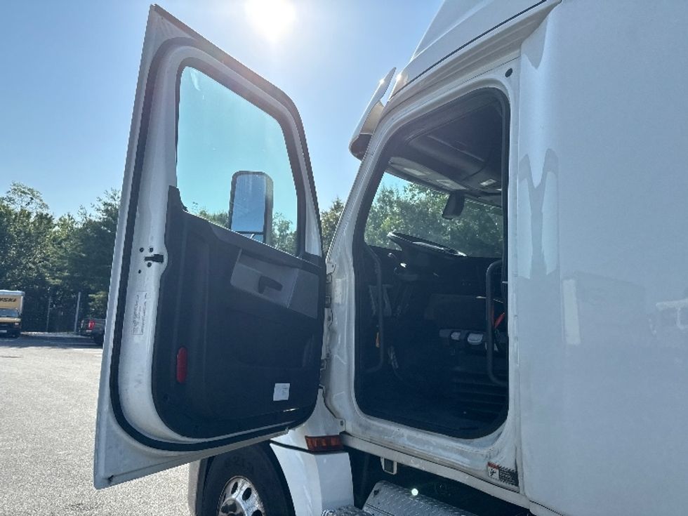 Sleeper Tractor-Heavy Duty Tractors-Freightliner-2020-T12664ST-Belcamp-MD-351,138\n\t\tmiles-$ 70,500 - Image 9