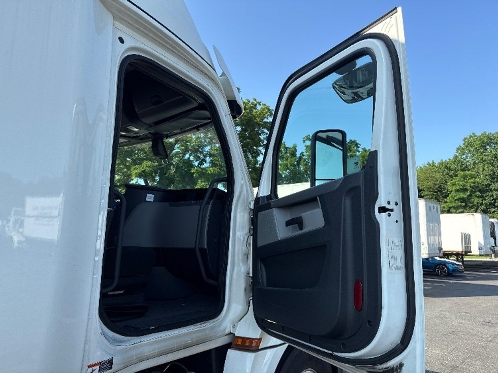 Sleeper Tractor-Heavy Duty Tractors-Freightliner-2020-T12664ST-Belcamp-MD-374,396\n\t\tmiles-$ 69,750 - Image 13