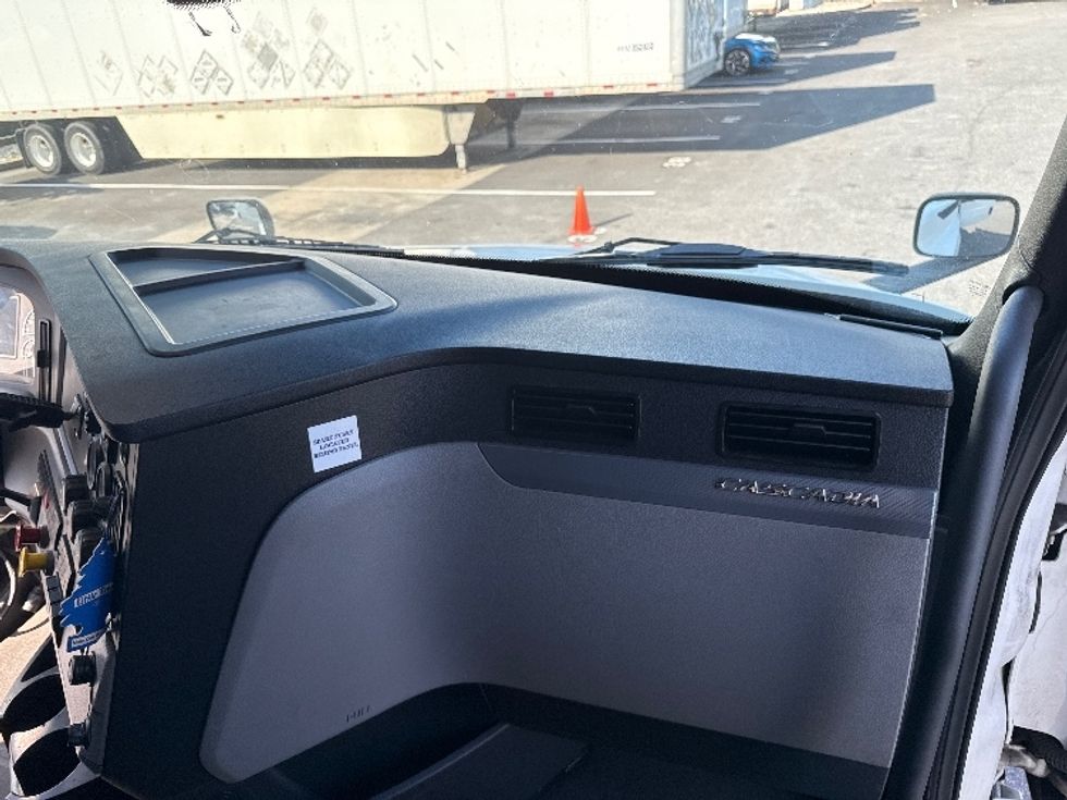 Sleeper Tractor-Heavy Duty Tractors-Freightliner-2020-T12664ST-Belcamp-MD-374,396\n\t\tmiles-$ 69,750 - Image 14