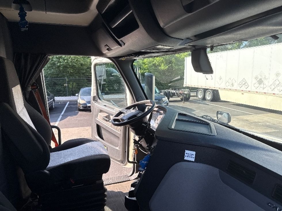 Sleeper Tractor-Heavy Duty Tractors-Freightliner-2020-T12664ST-Belcamp-MD-374,396\n\t\tmiles-$ 69,750 - Image 15