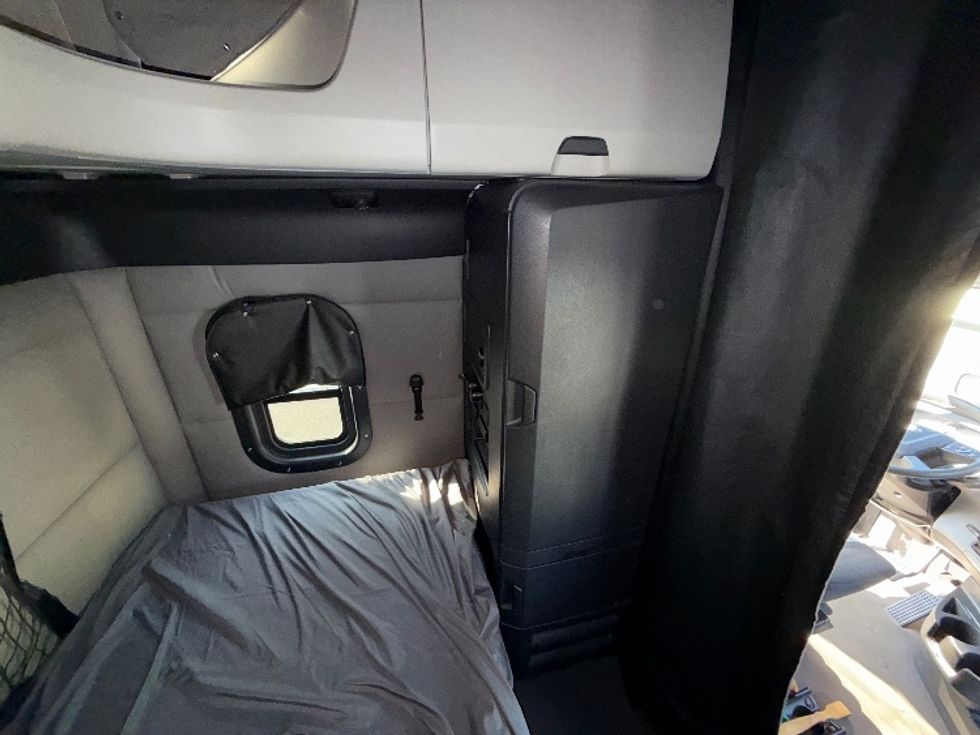 Sleeper Tractor-Heavy Duty Tractors-Freightliner-2020-T12664ST-Belcamp-MD-374,396\n\t\tmiles-$ 69,750 - Image 18