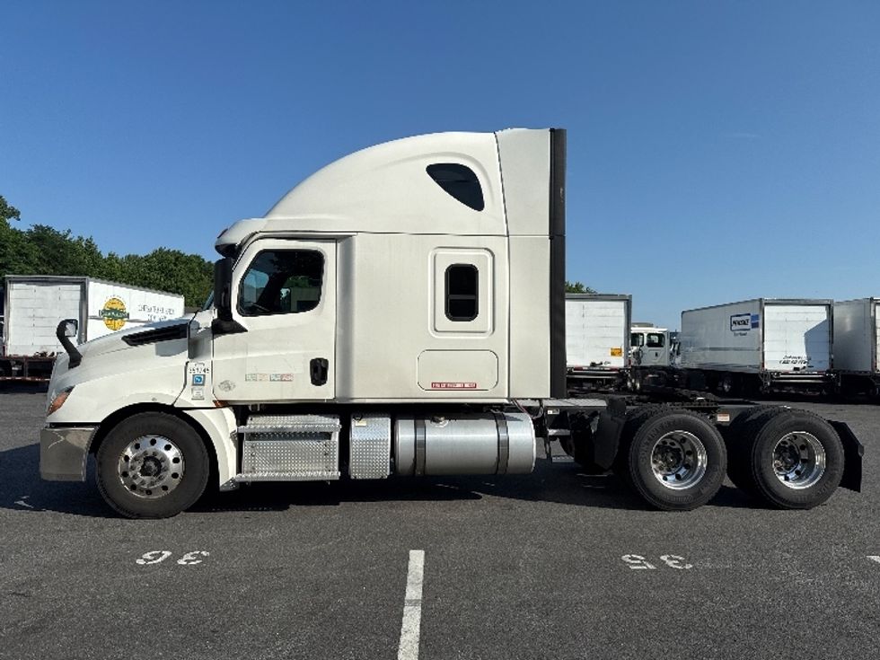 Sleeper Tractor-Heavy Duty Tractors-Freightliner-2020-T12664ST-Belcamp-MD-374,396\n\t\tmiles-$ 69,750 - Image 4