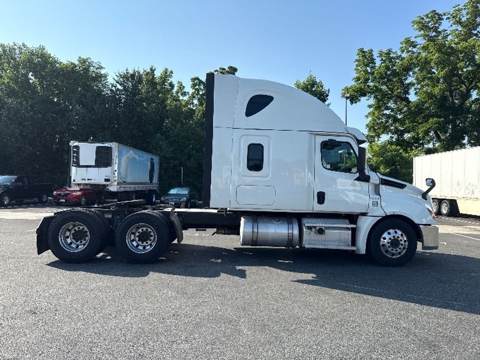 Sleeper Tractor-Heavy Duty Tractors-Freightliner-2020-T12664ST-Belcamp-MD-374,396\n\t\tmiles-$ 69,750 - Image 8