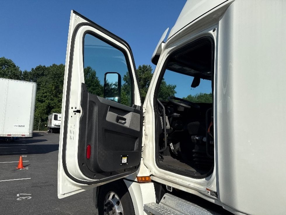 Sleeper Tractor-Heavy Duty Tractors-Freightliner-2020-T12664ST-Belcamp-MD-374,396\n\t\tmiles-$ 69,750 - Image 9