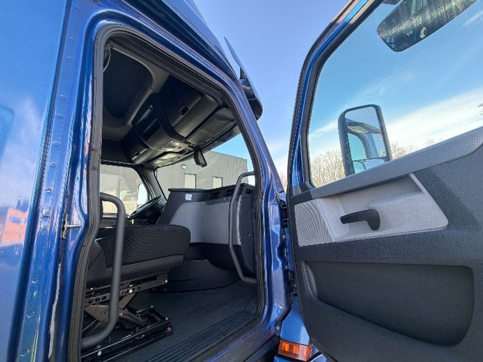 Sleeper Tractor-Heavy Duty Tractors-Freightliner-2020-T12664ST-Belcamp-MD-674,583\n\t\tmiles-$ 42,750 - Image 13