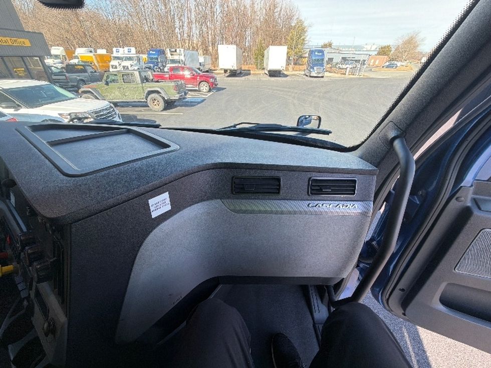 Sleeper Tractor-Heavy Duty Tractors-Freightliner-2020-T12664ST-Belcamp-MD-674,583\n\t\tmiles-$ 42,750 - Image 14