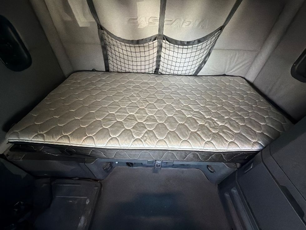 Sleeper Tractor-Heavy Duty Tractors-Freightliner-2020-T12664ST-Belcamp-MD-674,583\n\t\tmiles-$ 42,750 - Image 17