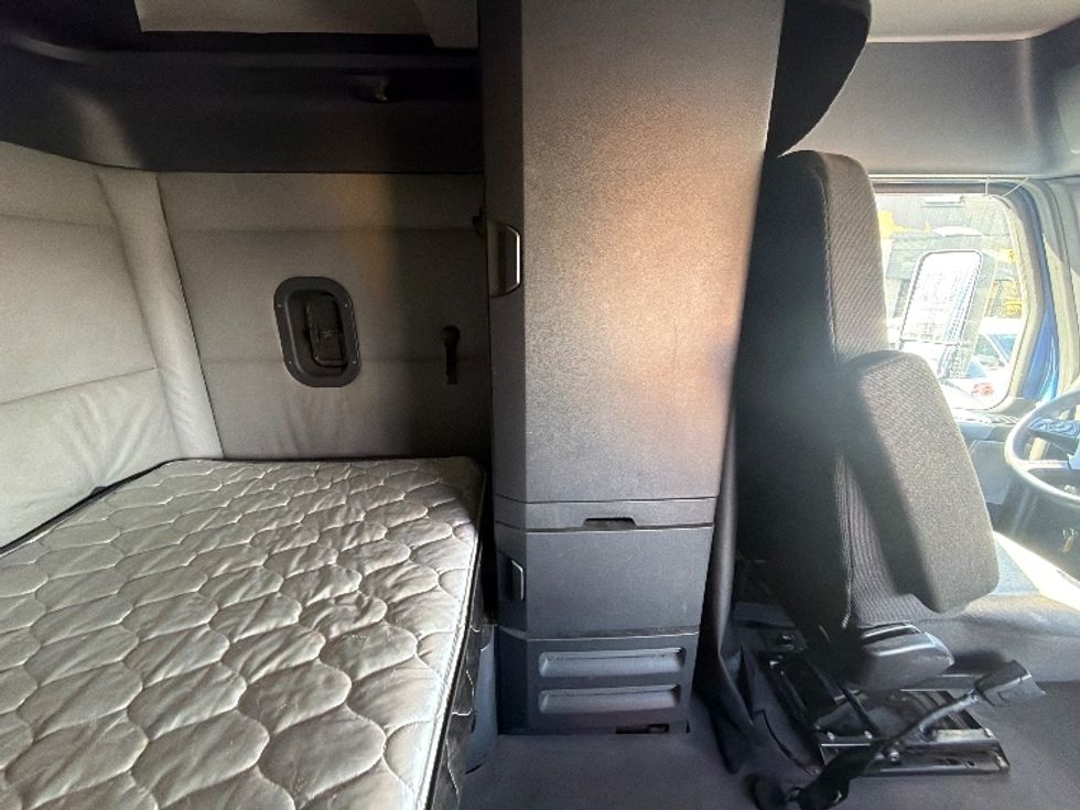 Sleeper Tractor-Heavy Duty Tractors-Freightliner-2020-T12664ST-Belcamp-MD-674,583\n\t\tmiles-$ 42,750 - Image 18