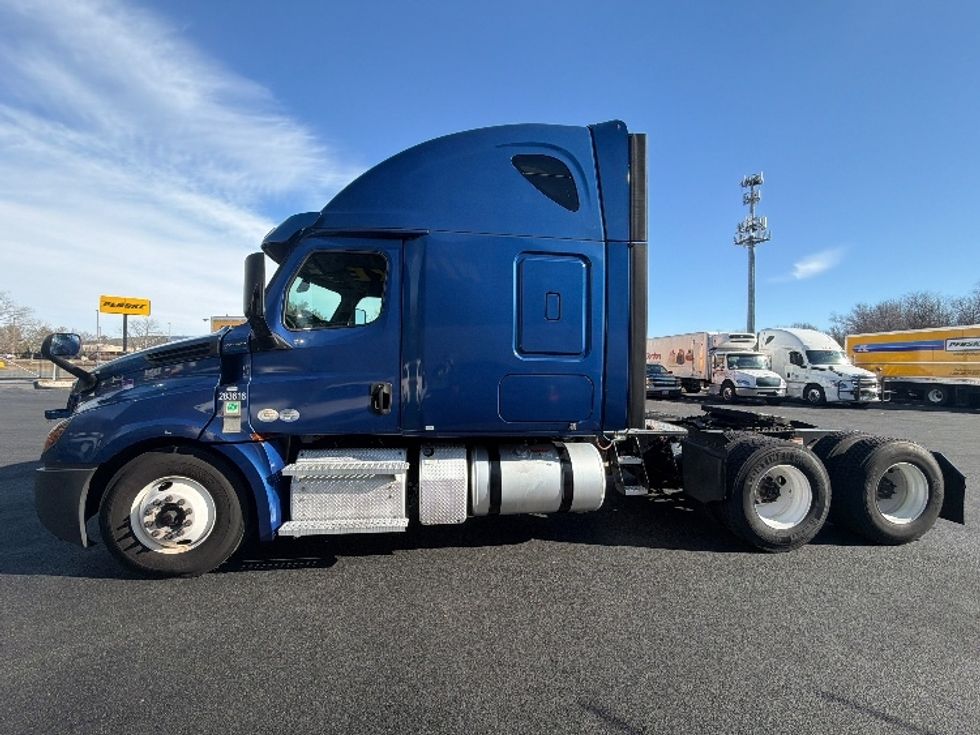 Sleeper Tractor-Heavy Duty Tractors-Freightliner-2020-T12664ST-Belcamp-MD-674,583\n\t\tmiles-$ 42,750 - Image 4