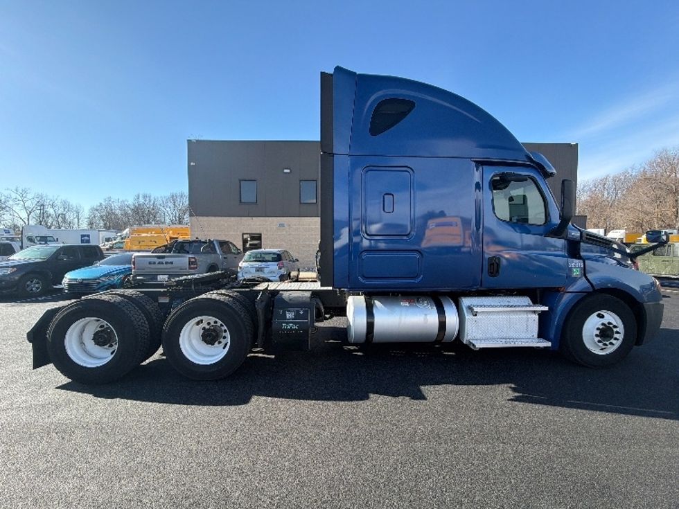 Sleeper Tractor-Heavy Duty Tractors-Freightliner-2020-T12664ST-Belcamp-MD-674,583\n\t\tmiles-$ 42,750 - Image 8