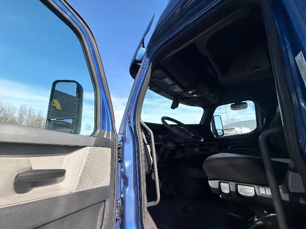 Sleeper Tractor-Heavy Duty Tractors-Freightliner-2020-T12664ST-Belcamp-MD-674,583\n\t\tmiles-$ 42,750 - Image 9