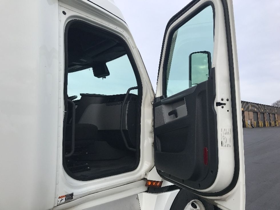 Sleeper Tractor-Heavy Duty Tractors-Freightliner-2020-T12664ST-Bensalem-PA-569,928\n\t\tmiles-$ 61,500 - Image 13