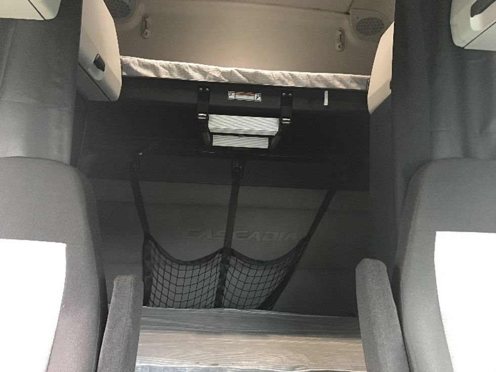 Sleeper Tractor-Heavy Duty Tractors-Freightliner-2020-T12664ST-Bensalem-PA-569,928\n\t\tmiles-$ 61,500 - Image 16