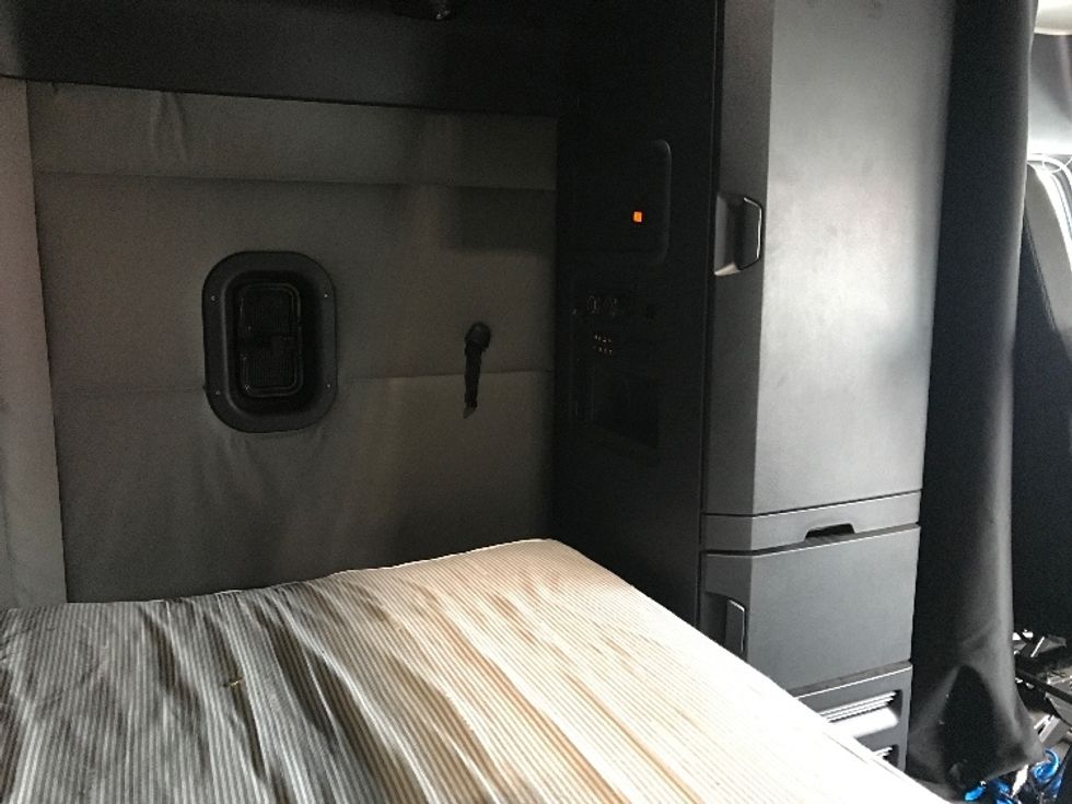 Sleeper Tractor-Heavy Duty Tractors-Freightliner-2020-T12664ST-Bensalem-PA-569,928\n\t\tmiles-$ 61,500 - Image 18