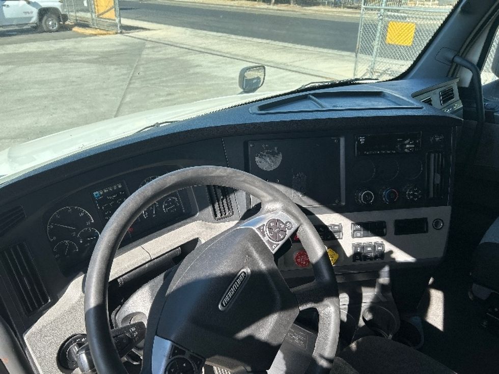 Sleeper Tractor-Heavy Duty Tractors-Freightliner-2020-T12664ST-Bensalem-PA-665,210\n\t\tmiles-$ 48,250 - Image 11