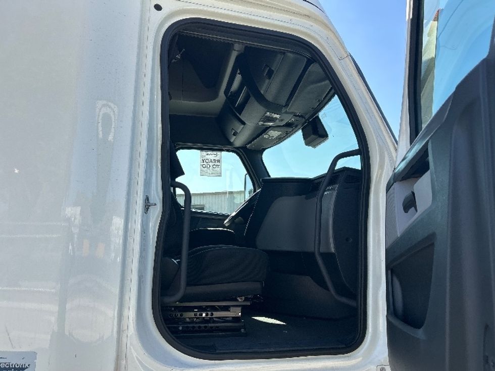 Sleeper Tractor-Heavy Duty Tractors-Freightliner-2020-T12664ST-Bensalem-PA-665,210\n\t\tmiles-$ 48,250 - Image 12