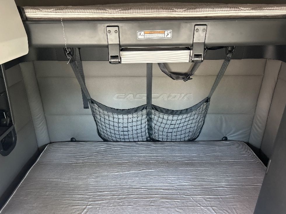 Sleeper Tractor-Heavy Duty Tractors-Freightliner-2020-T12664ST-Bensalem-PA-665,210\n\t\tmiles-$ 48,250 - Image 15