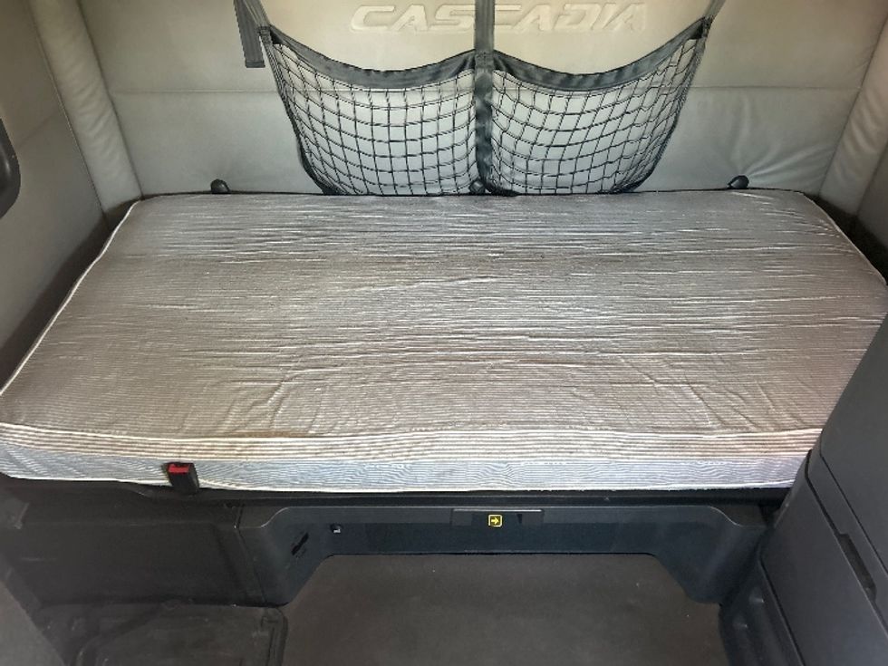 Sleeper Tractor-Heavy Duty Tractors-Freightliner-2020-T12664ST-Bensalem-PA-665,210\n\t\tmiles-$ 48,250 - Image 16