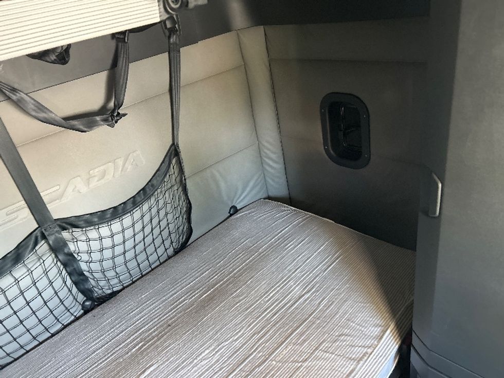 Sleeper Tractor-Heavy Duty Tractors-Freightliner-2020-T12664ST-Bensalem-PA-665,210\n\t\tmiles-$ 48,250 - Image 17