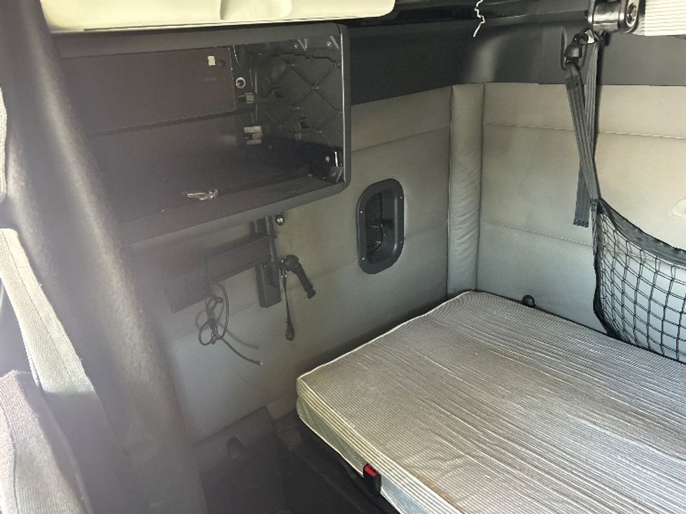 Sleeper Tractor-Heavy Duty Tractors-Freightliner-2020-T12664ST-Bensalem-PA-665,210\n\t\tmiles-$ 48,250 - Image 18