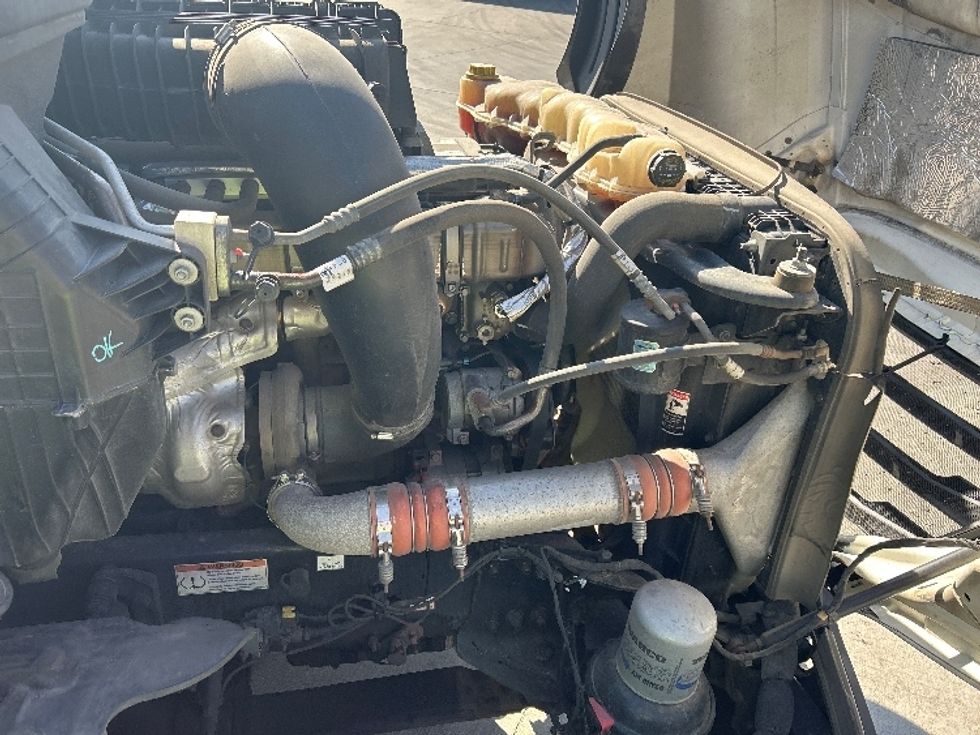 Sleeper Tractor-Heavy Duty Tractors-Freightliner-2020-T12664ST-Bensalem-PA-665,210\n\t\tmiles-$ 48,250 - Image 19