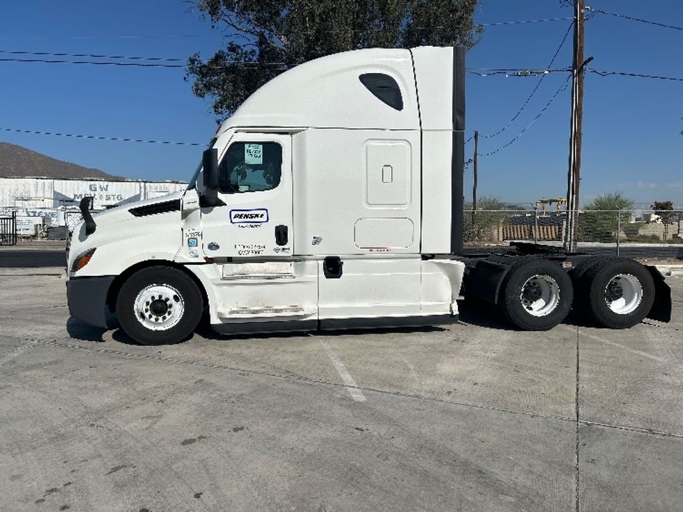 Sleeper Tractor-Heavy Duty Tractors-Freightliner-2020-T12664ST-Bensalem-PA-665,210\n\t\tmiles-$ 48,250 - Image 4