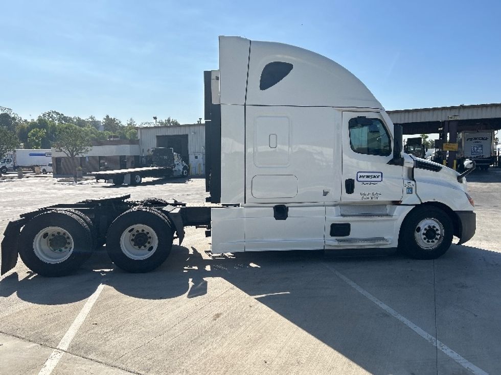 Sleeper Tractor-Heavy Duty Tractors-Freightliner-2020-T12664ST-Bensalem-PA-665,210\n\t\tmiles-$ 48,250 - Image 8