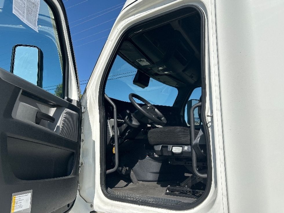 Sleeper Tractor-Heavy Duty Tractors-Freightliner-2020-T12664ST-Bensalem-PA-665,210\n\t\tmiles-$ 48,250 - Image 9