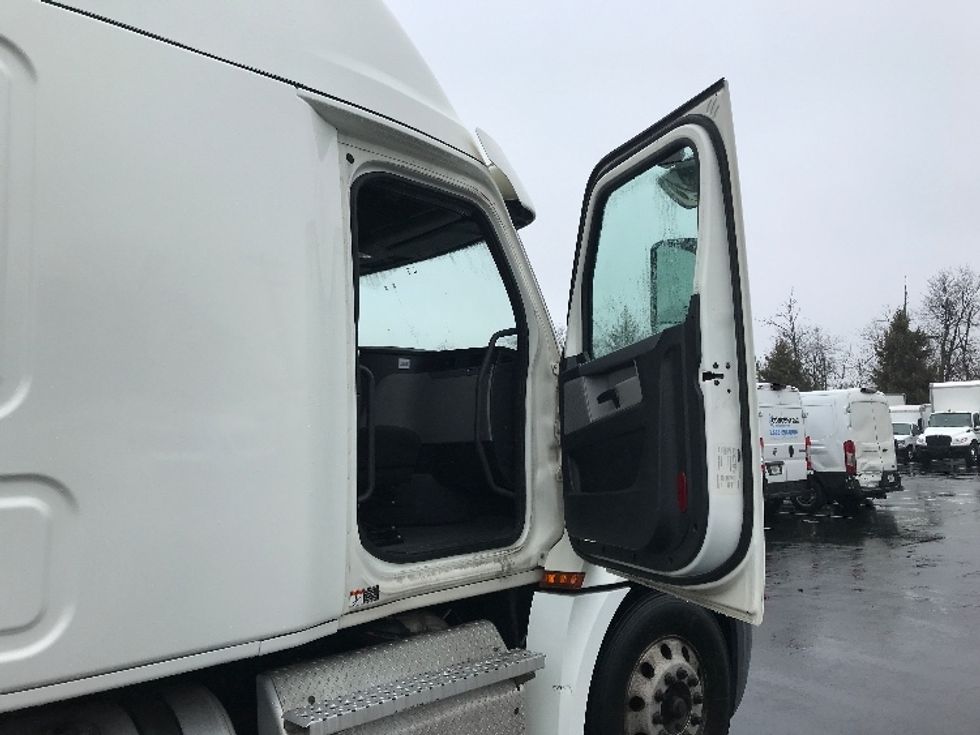 Sleeper Tractor-Heavy Duty Tractors-Freightliner-2020-T12664ST-Bensalem-PA-669,528\n\t\tmiles-$ 39,750 - Image 13