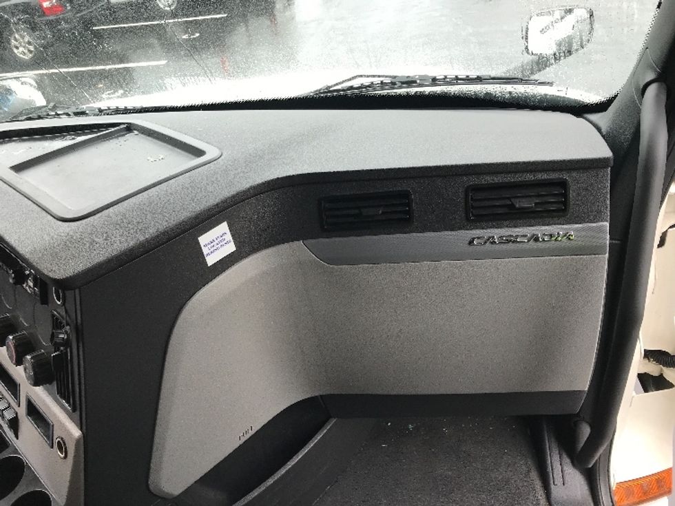 Sleeper Tractor-Heavy Duty Tractors-Freightliner-2020-T12664ST-Bensalem-PA-669,528\n\t\tmiles-$ 39,750 - Image 14