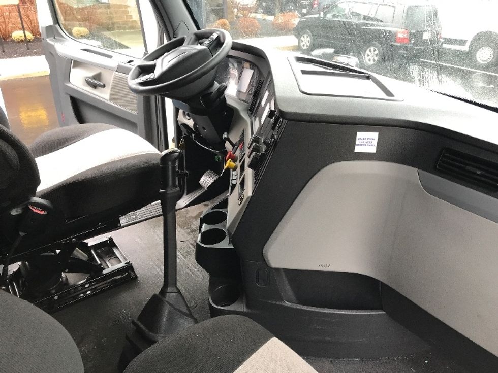 Sleeper Tractor-Heavy Duty Tractors-Freightliner-2020-T12664ST-Bensalem-PA-669,528\n\t\tmiles-$ 39,750 - Image 15