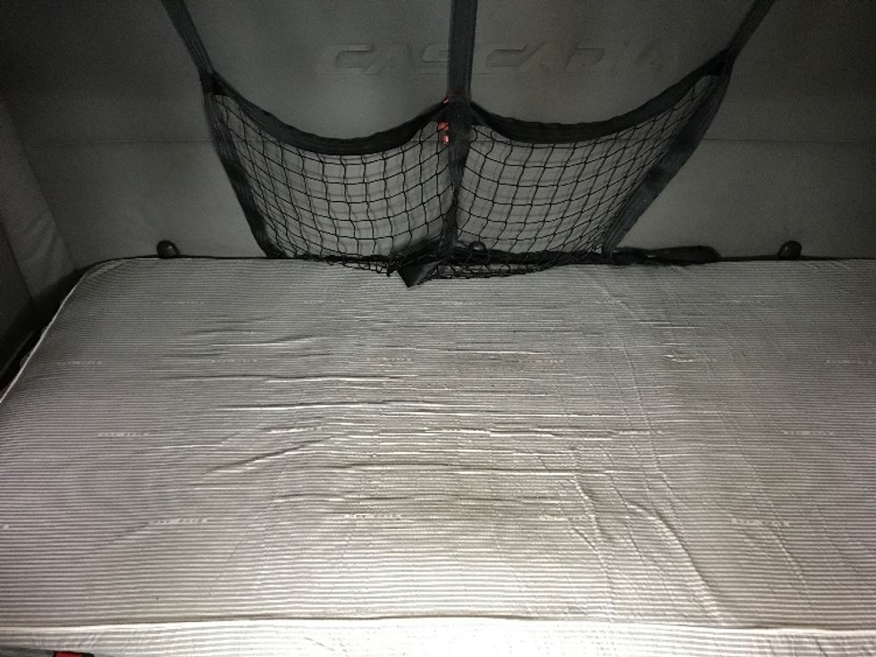 Sleeper Tractor-Heavy Duty Tractors-Freightliner-2020-T12664ST-Bensalem-PA-669,528\n\t\tmiles-$ 39,750 - Image 17