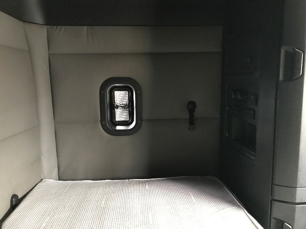 Sleeper Tractor-Heavy Duty Tractors-Freightliner-2020-T12664ST-Bensalem-PA-669,528\n\t\tmiles-$ 39,750 - Image 18