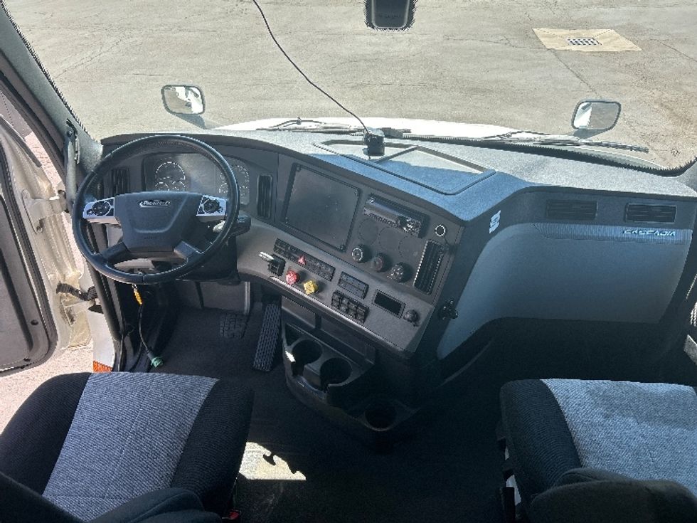 Sleeper Tractor-Heavy Duty Tractors-Freightliner-2020-T12664ST-Binghamton-NY-431,437\n\t\tmiles-$ 67,000 - Image 12