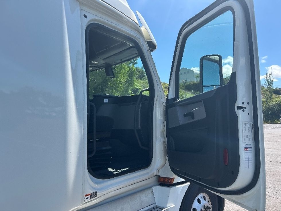 Sleeper Tractor-Heavy Duty Tractors-Freightliner-2020-T12664ST-Binghamton-NY-431,437\n\t\tmiles-$ 67,000 - Image 13