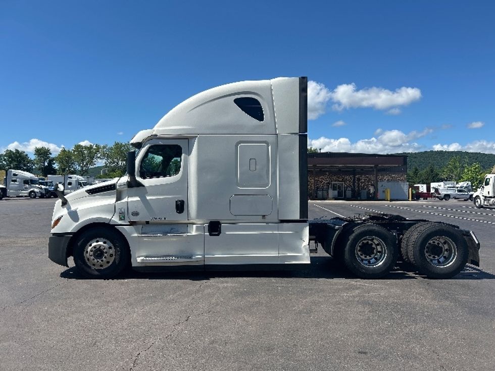 Sleeper Tractor-Heavy Duty Tractors-Freightliner-2020-T12664ST-Binghamton-NY-431,437\n\t\tmiles-$ 67,000 - Image 4