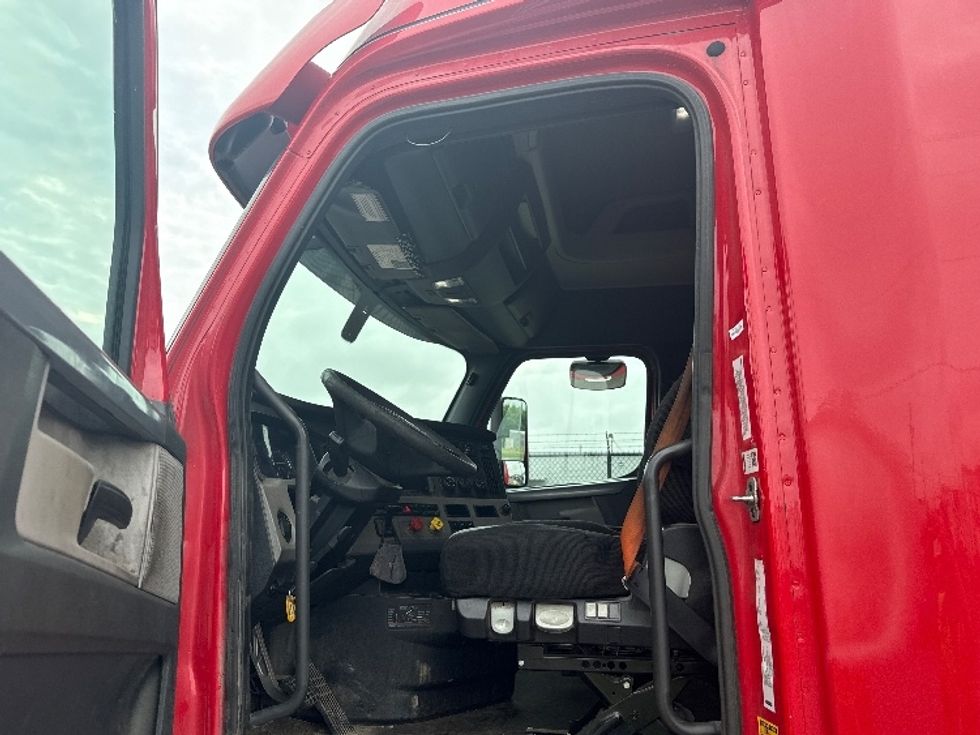 Sleeper Tractor-Heavy Duty Tractors-Freightliner-2020-T12664ST-Birmingham-AL-384,328\n\t\tmiles-$ 71,750 - Image 9