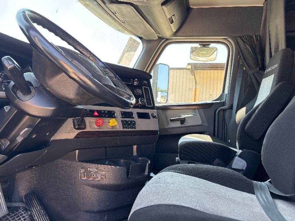 Sleeper Tractor-Heavy Duty Tractors-Freightliner-2020-T12664ST-Birmingham-AL-442,244\n\t\tmiles-$ 69,500 - Image 10