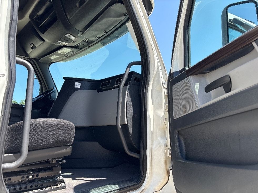 Sleeper Tractor-Heavy Duty Tractors-Freightliner-2020-T12664ST-Birmingham-AL-442,244\n\t\tmiles-$ 69,500 - Image 13